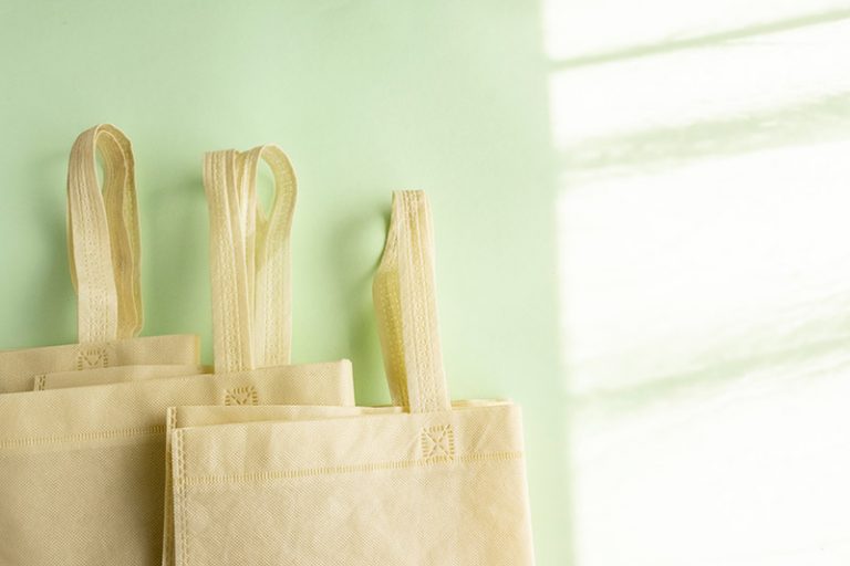 PP不織布やPE不織布、PET不織布の違いとは?原料で変わる特徴や用途について | マルヰ産業株式会社
