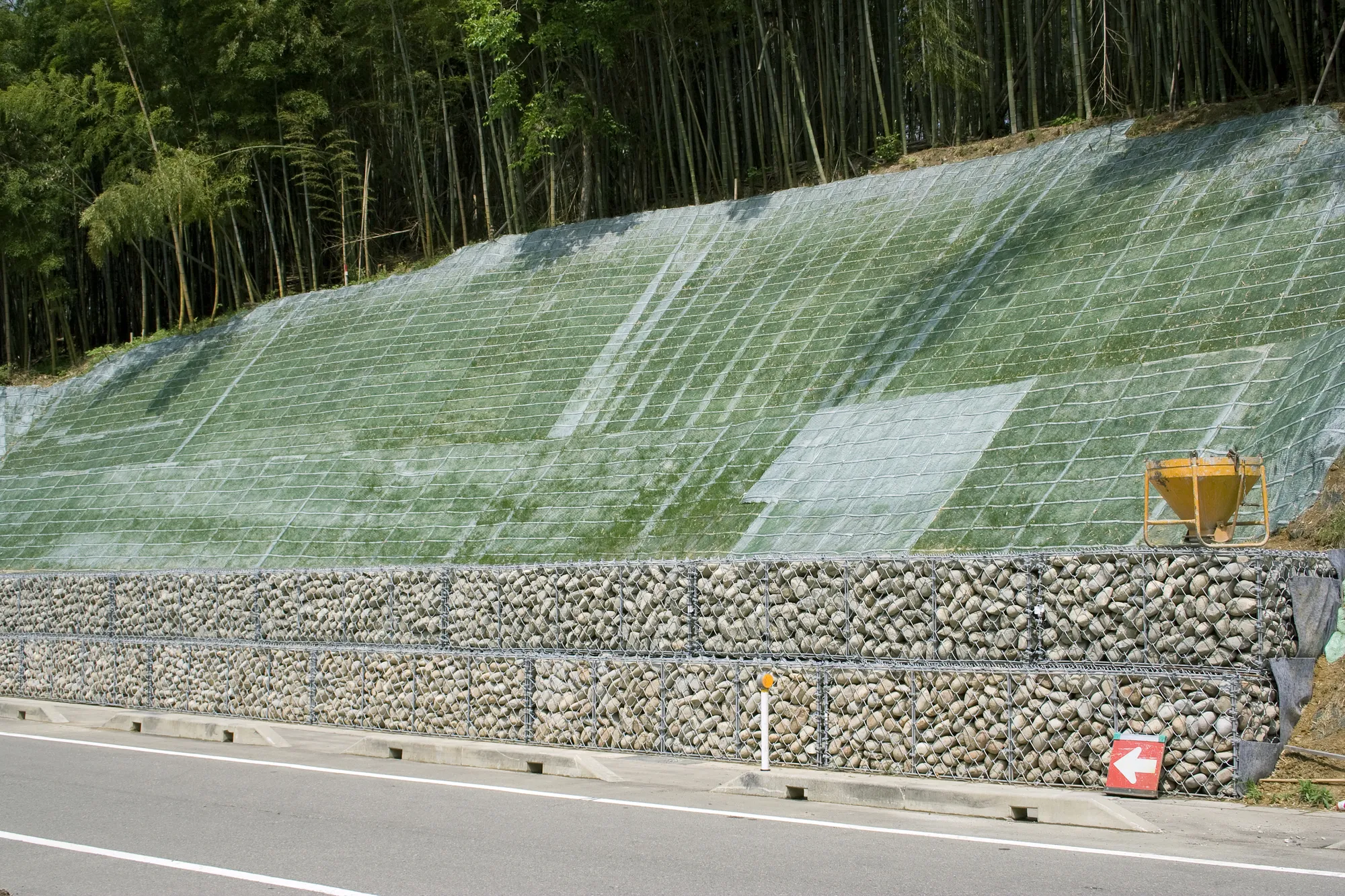 法面には土留めと雑草対策をしよう|防草シートの施工方法や使用する際のポイント